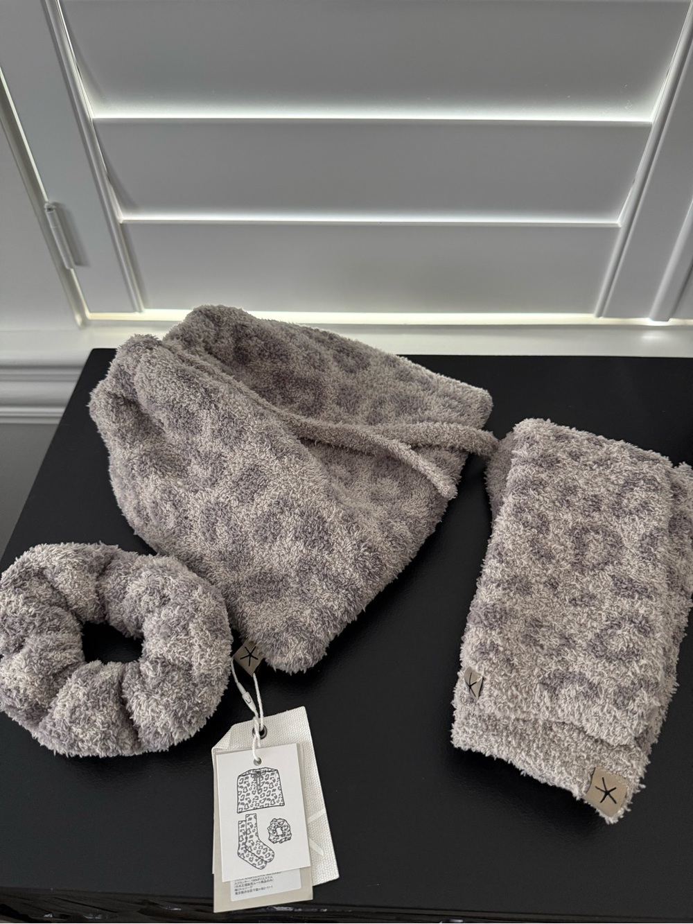 NWT. Barefoot Dreams Cozy Chic leopard print scrunchie, and socks, gift bag $98